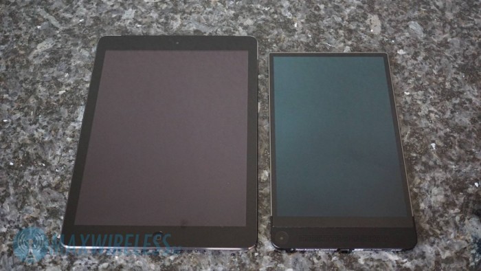 Ein Vergleich mit dem Apple iPad Air zeigt die dünnen Display-Ränder.