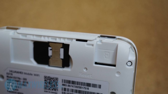 Die SIM-Karte wird zusammen mit der MicroSD Karte auf der Rückseite eingelegt.