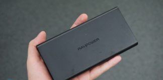 Test: RAVPower 20100 mAh Powerbank mit USB-C Power Delivery Powerbank in der Hand.