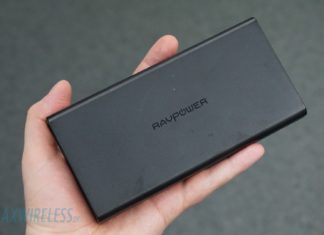 Test: RAVPower 20100 mAh Powerbank mit USB-C Power Delivery Powerbank in der Hand.