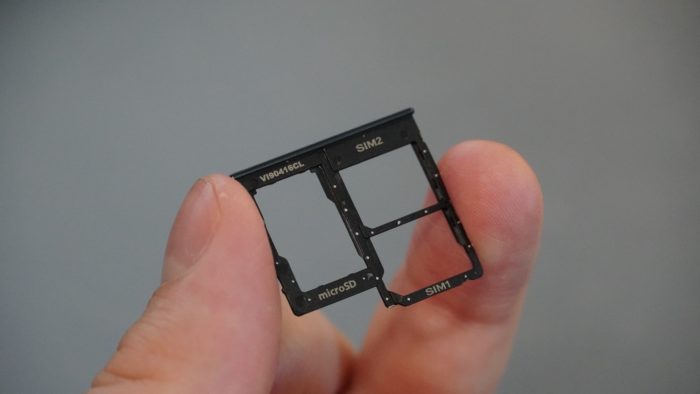 SIM-Tray für Dual-SIM und MicroSD Speicherkarte.