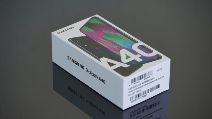 Verpackung des Samsung Galaxy A40 in schwarz.